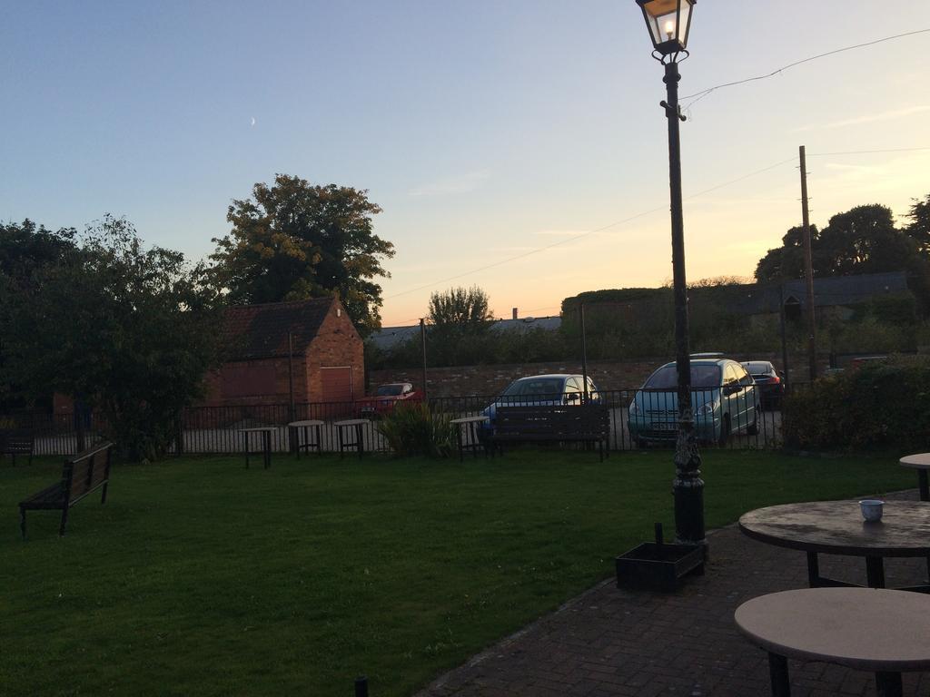 Half Moon Hotel Alford  Exterior foto