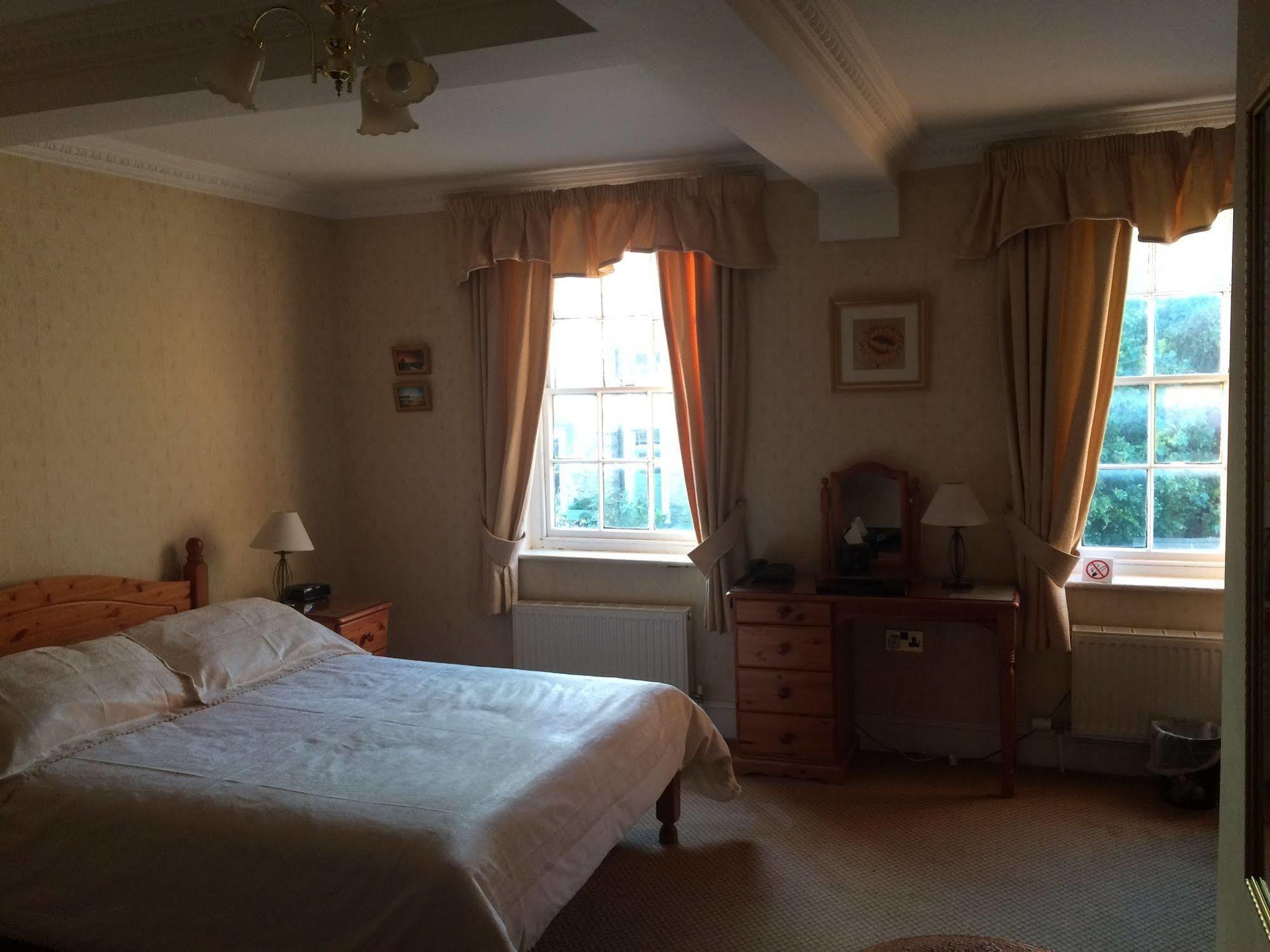 Half Moon Hotel Alford  Exterior foto